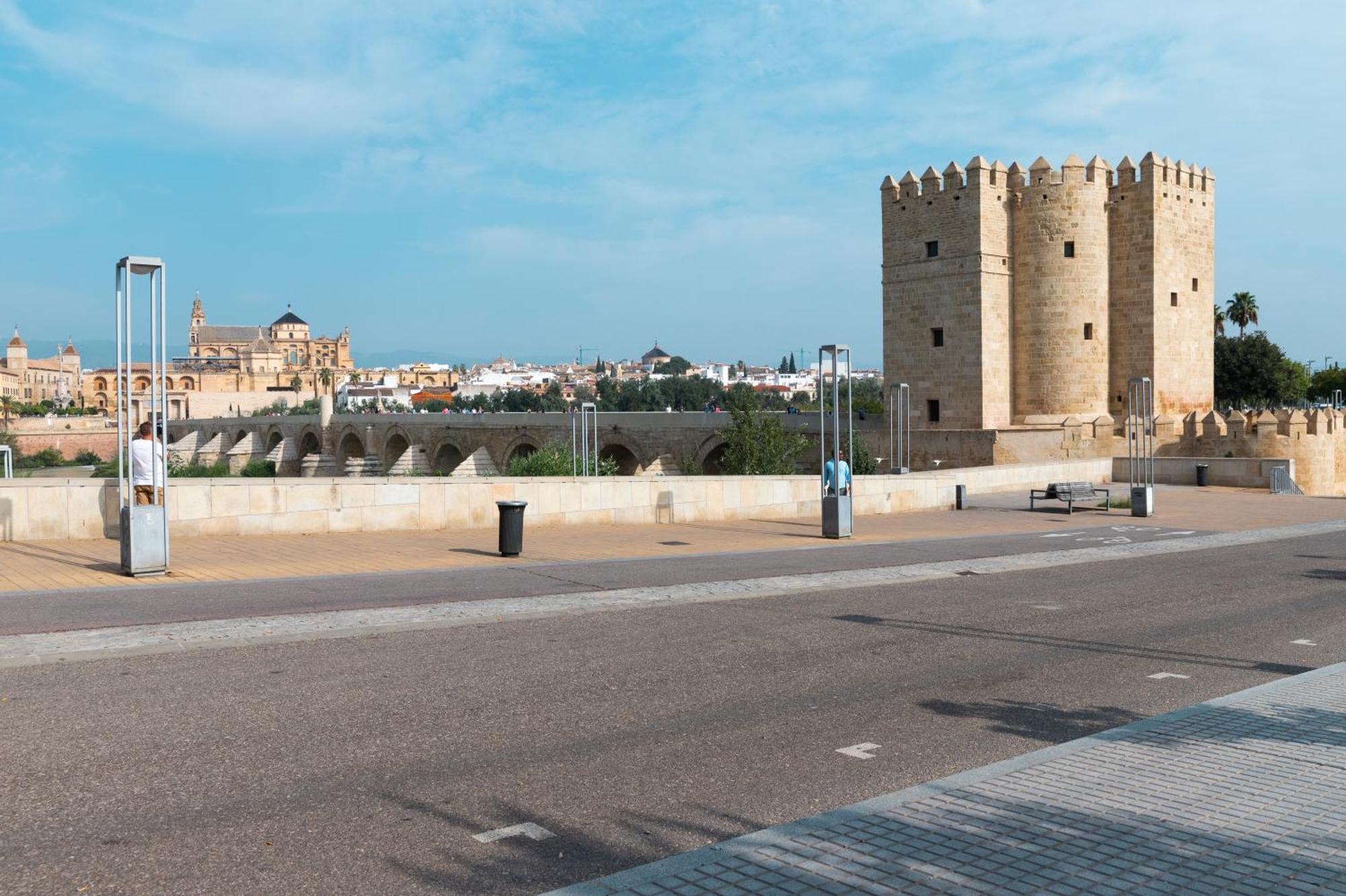 Apartamentos En Cordoba, Puente Romano Y Torre Calahorra Bagian luar foto